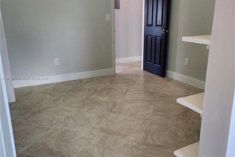 House in Miami, Florida 4 bedrooms, 169.27 sq.m. № 1926729 - photo 25