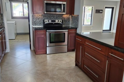 House in Miami, Florida 4 bedrooms, 169.27 sq.m. № 1926729 - photo 14