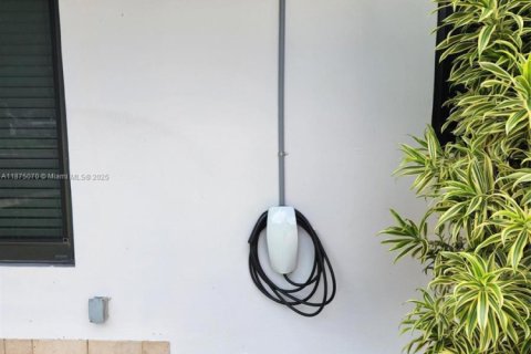 House in Miami, Florida 4 bedrooms, 169.27 sq.m. № 1926729 - photo 3