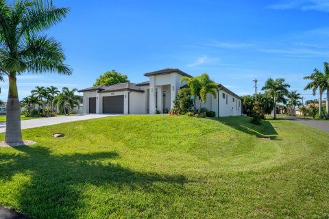 Villa ou maison à vendre à Cape Coral, Floride: 3 chambres, 228.45 m2 № 2249530 - photo 4