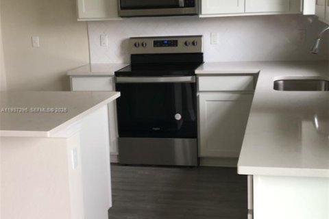 House in Lauderdale Lakes, Florida 4 bedrooms, 221.48 sq.m. № 1995157 - photo 2