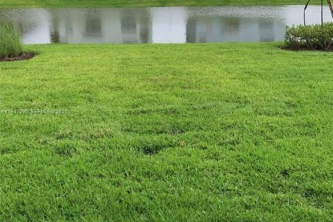 House in Lauderdale Lakes, Florida 4 bedrooms, 221.48 sq.m. № 1995157 - photo 5