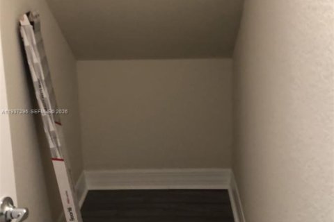 House in Lauderdale Lakes, Florida 4 bedrooms, 221.48 sq.m. № 1995157 - photo 6