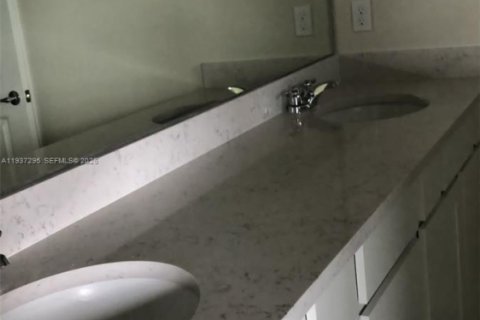 House in Lauderdale Lakes, Florida 4 bedrooms, 221.48 sq.m. № 1995157 - photo 10