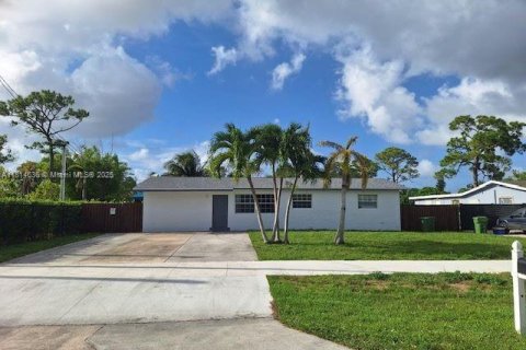 Villa ou maison à vendre à Palm Springs, Floride: 5 chambres, 192.49 m2 № 1768160 - photo 1
