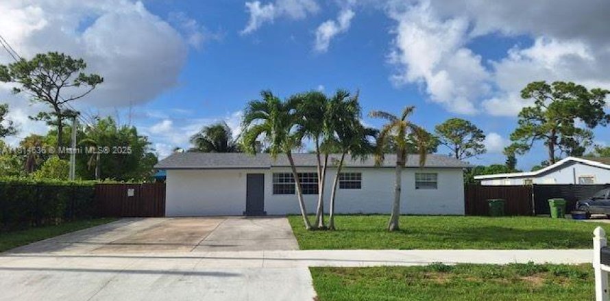 House in Palm Springs, Florida 5 bedrooms, 192.49 sq.m. № 1768160