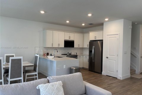 Adosado en alquiler en Pembroke Pines, Florida, 4 dormitorios, 213.4 m2 № 2030713 - foto 9