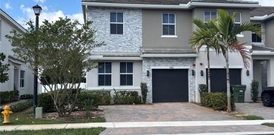Adosado en Pembroke Pines, Florida 4 dormitorios, 213.4 m2 № 2030713
