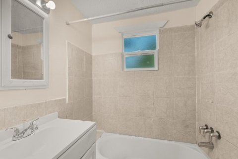 House in Vero Beach, Florida 2 bedrooms, 53.14 sq.m. № 2171629 - photo 25