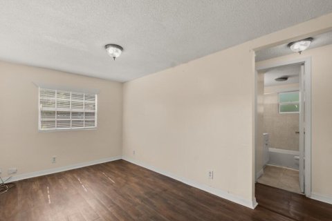 House in Vero Beach, Florida 2 bedrooms, 53.14 sq.m. № 2171629 - photo 17
