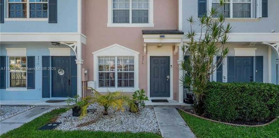 Adosado en Margate, Florida 2 dormitorios, 103.12 m2 № 2035562