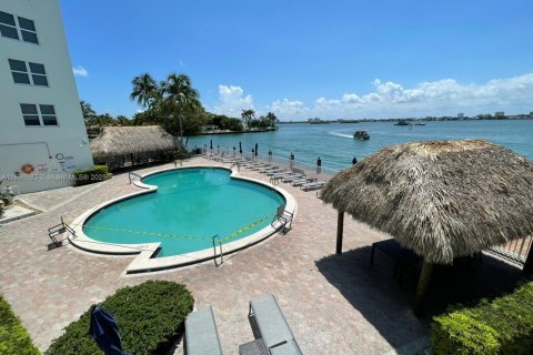 Снять в аренду кондоминиум в Бей-Харбор-Айлендс, Флорида 1 спальня, 88.26м2, № 2021487 - фото 2