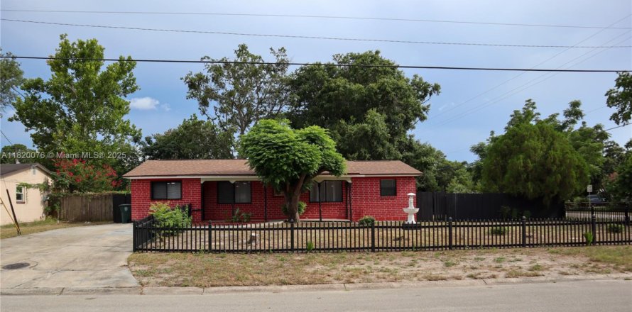 House in Jacksonville, Florida 4 bedrooms, 137.12 sq.m. № 1819812