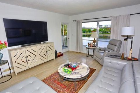 Condo in Pompano Beach, Florida, 1 bedroom  № 2398019 - photo 23