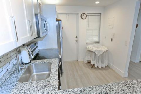 Condo in Pompano Beach, Florida, 1 bedroom  № 2398019 - photo 28