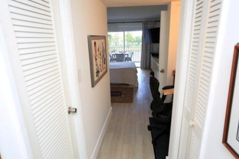 Condo in Pompano Beach, Florida, 1 bedroom  № 2398019 - photo 16