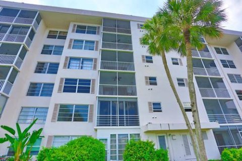 Condo in Pompano Beach, Florida, 1 bedroom  № 2398019 - photo 6