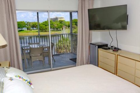 Condo in Pompano Beach, Florida, 1 bedroom  № 2398019 - photo 10