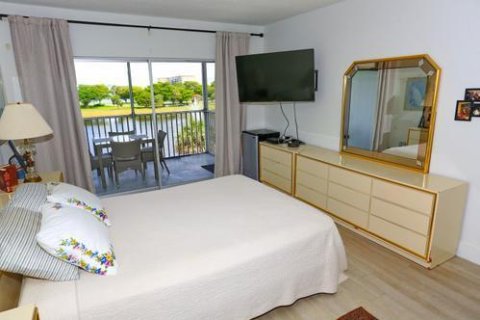 Condo in Pompano Beach, Florida, 1 bedroom  № 2398019 - photo 11