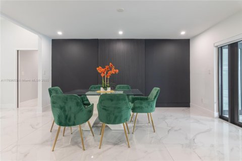 Villa ou maison à vendre à Miami, Floride: 6 chambres, 428.19 m2 № 1699374 - photo 14