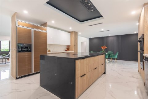 Villa ou maison à vendre à Miami, Floride: 6 chambres, 428.19 m2 № 1699374 - photo 6