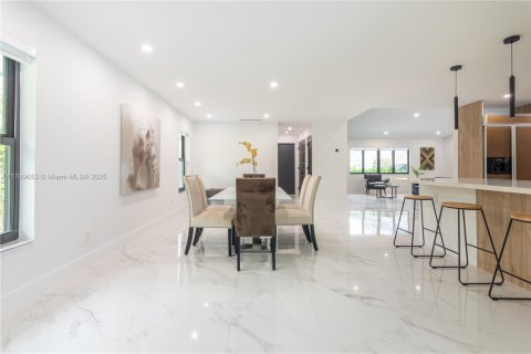 Villa ou maison à vendre à Miami, Floride: 6 chambres, 428.19 m2 № 1699374 - photo 18