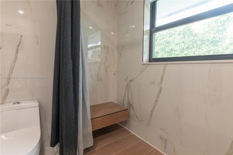 Villa ou maison à vendre à Miami, Floride: 6 chambres, 428.19 m2 № 1699374 - photo 17