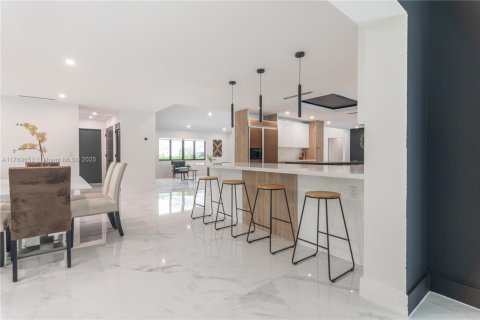Villa ou maison à vendre à Miami, Floride: 6 chambres, 428.19 m2 № 1699374 - photo 19
