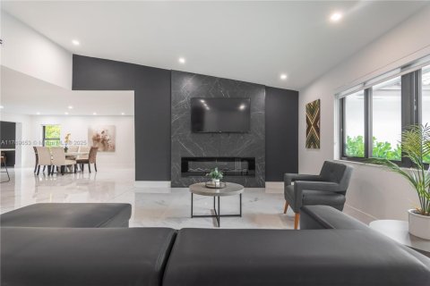 Villa ou maison à vendre à Miami, Floride: 6 chambres, 428.19 m2 № 1699374 - photo 3