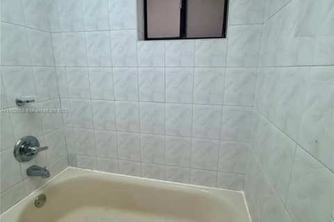 Condominio en alquiler en Miami, Florida, 2 dormitorios, 89.65 m2 № 1975942 - foto 25