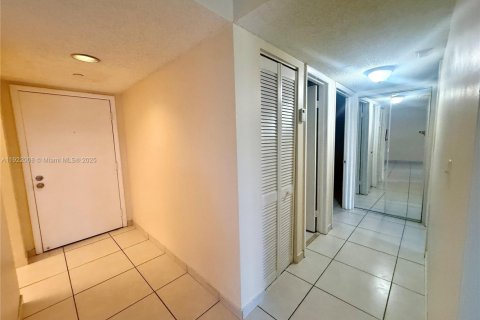Condominio en alquiler en Miami, Florida, 2 dormitorios, 89.65 m2 № 1975942 - foto 10