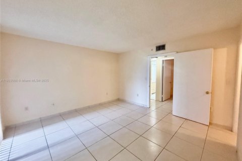 Condominio en alquiler en Miami, Florida, 2 dormitorios, 89.65 m2 № 1975942 - foto 12