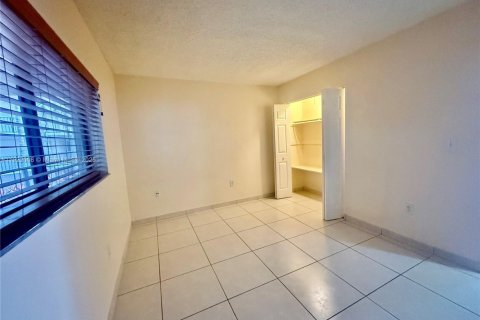 Condominio en alquiler en Miami, Florida, 2 dormitorios, 89.65 m2 № 1975942 - foto 19