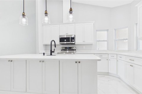House in Tampa, Florida 4 bedrooms, 151.99 sq.m. № 2217545 - photo 17