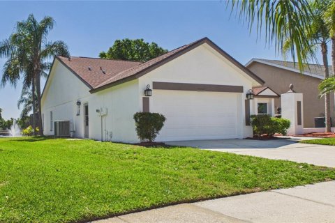 House in Tampa, Florida 4 bedrooms, 151.99 sq.m. № 2217545 - photo 9