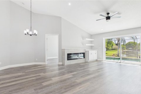 House in Tampa, Florida 4 bedrooms, 151.99 sq.m. № 2217545 - photo 15