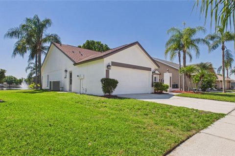 House in Tampa, Florida 4 bedrooms, 151.99 sq.m. № 2217545 - photo 3