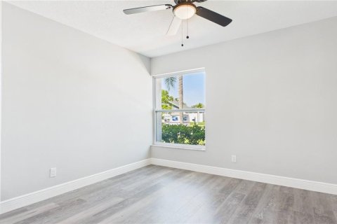 House in Tampa, Florida 4 bedrooms, 151.99 sq.m. № 2217545 - photo 30
