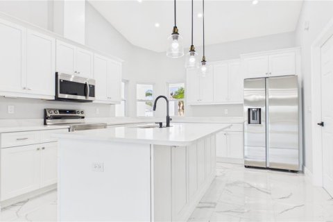 House in Tampa, Florida 4 bedrooms, 151.99 sq.m. № 2217545 - photo 18