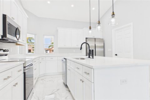 House in Tampa, Florida 4 bedrooms, 151.99 sq.m. № 2217545 - photo 16