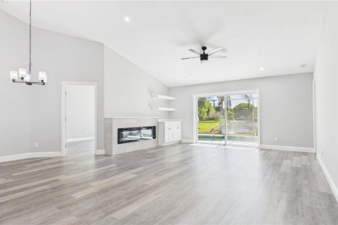 House in Tampa, Florida 4 bedrooms, 151.99 sq.m. № 2217545 - photo 14