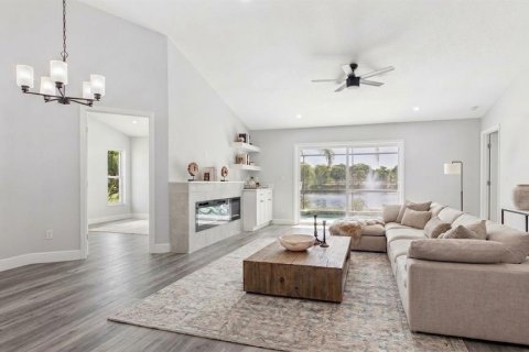 House in Tampa, Florida 4 bedrooms, 151.99 sq.m. № 2217545 - photo 12