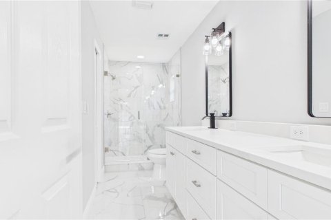 House in Tampa, Florida 4 bedrooms, 151.99 sq.m. № 2217545 - photo 25