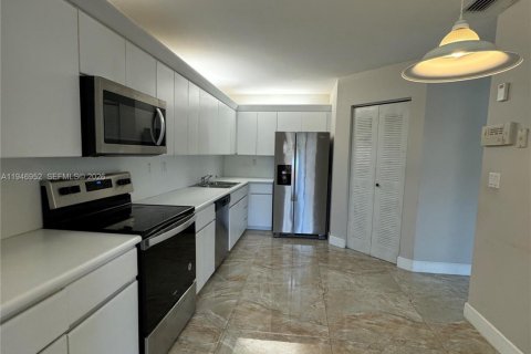 Townhouse in Weston, Florida 3 bedrooms, 127.09 sq.m. № 2003230 - photo 5