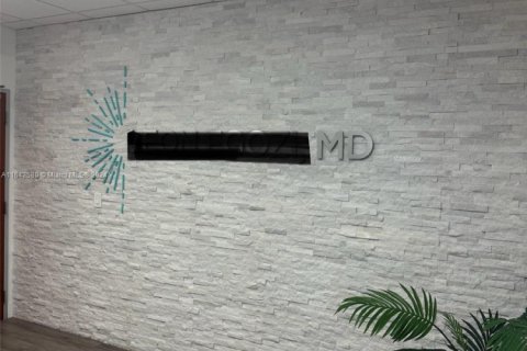 Commercial property in Aventura, Florida № 2013270