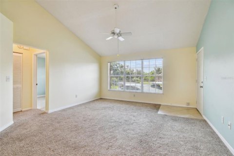 Condo in New Port Richey, Florida, 2 bedrooms  № 1853791 - photo 8