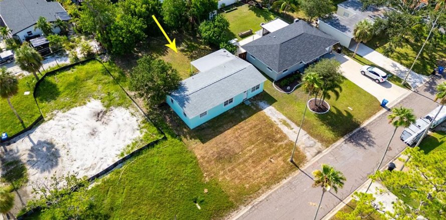 House in Saint Petersburg, Florida 3 bedrooms, 102.56 sq.m. № 1841950