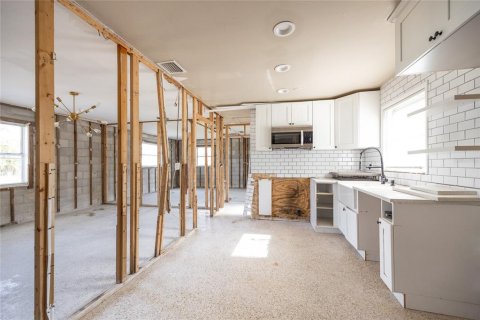 House in Saint Petersburg, Florida 3 bedrooms, 102.56 sq.m. № 1841950 - photo 3