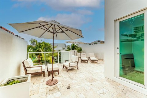 Townhouse in Fort Lauderdale, Florida 3 bedrooms, 168.99 sq.m. № 2243248 - photo 23