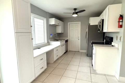 Villa ou maison à louer à Port Charlotte, Floride: 2 chambres, 84.73 m2 № 2296301 - photo 5